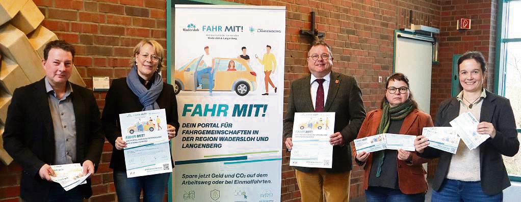 Präsentierten das Portal: Fachbereichsleiter Guido Bierwagen (l.), Bürgermeister Christian Thegelkamp, Klimaschutzmanagerin Stefanie Göke (r.; alle Wadersloh) sowie Bürgermeisterin Susanne Mittag (2.v.l.) und Klimaschutzmanagerin Jana Neuhau (beide Langenberg).