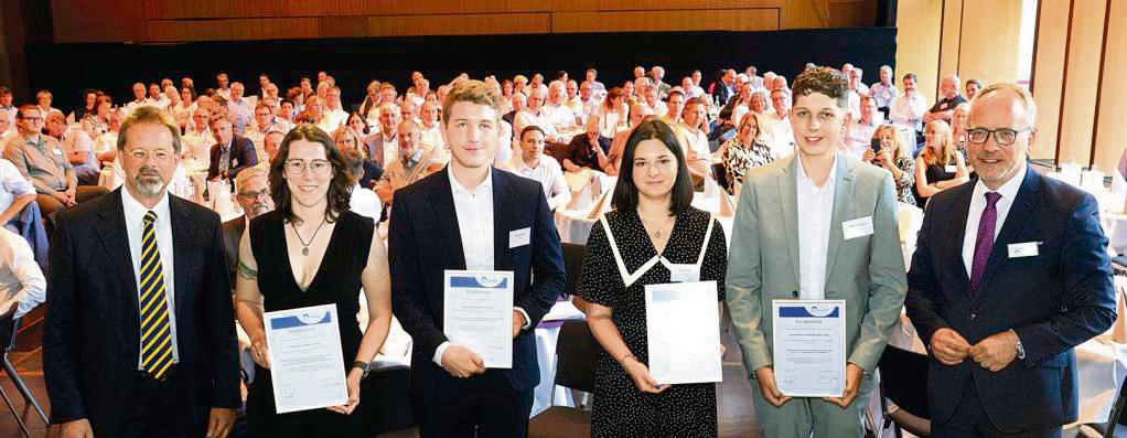 Beim heimischen Unternehmensverband übergaben jetzt der neue Vorsitzende Markus Dürkes (l.) und Geschäftsführer Volker Verch (r.) die Preisgelder an (v.l.) Joanna Rieger, Nils Hellmann, Sofiya Vinshu und Marvin Grunwald.
