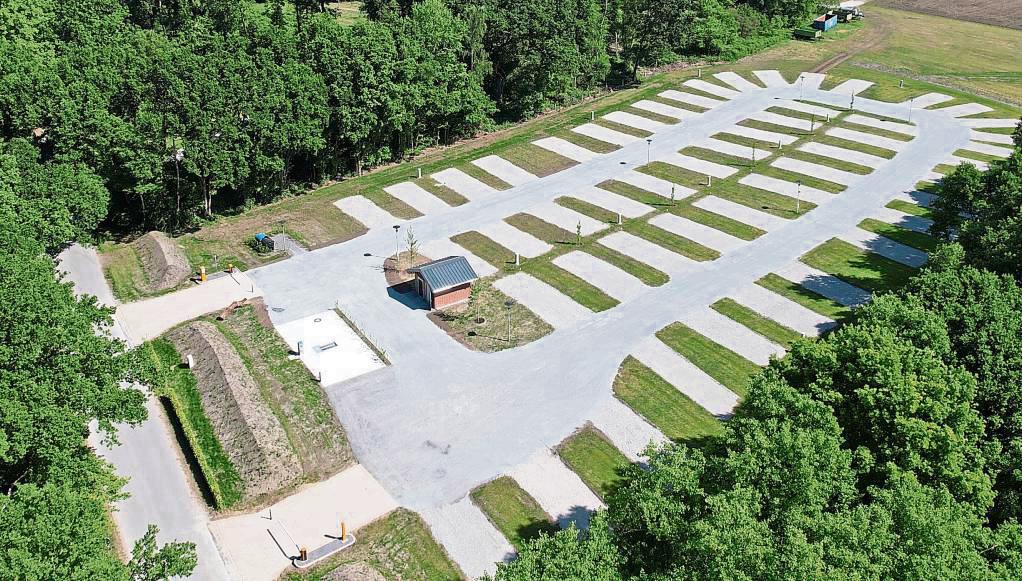 Alles parat fürs neue Camper-Glück: Der neue Platz in Niederdedinghausen aus der Luft – 51 frische Stellplätze warten auf rollende Gäste.