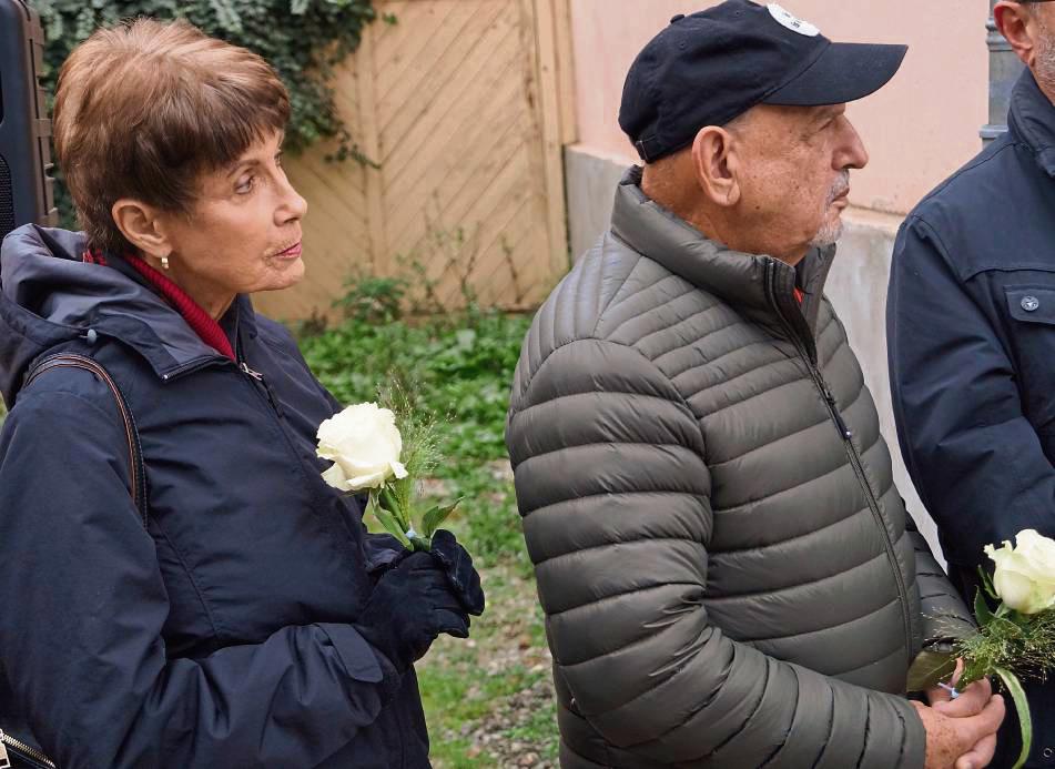 Das Ehepaar Barbara und Ron Abel lauschte bei der Verlegung der Stolpersteine der Gedenkfeier und legte selbst Rosen nieder. Foto: Stallmeister