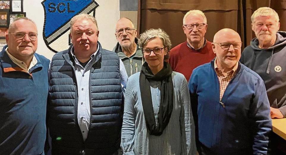 Der neue Vorstand des SC Lippstadt DJK (v.l.): Geschäftsführer Wilfried Israel-Heppe, 2. Vorsitzender Ralf Dubitzky, Mitgliederverwalter Manfred Koers, Sozialwartin Aurelia Rothfeld, Schatzmeister Horst Burkert, IT-Berater Ulrich Schnellhardt und 1. Vorsitzender Merten Thurmann. Es fehlt Pressewartin Jennifer Hecker.