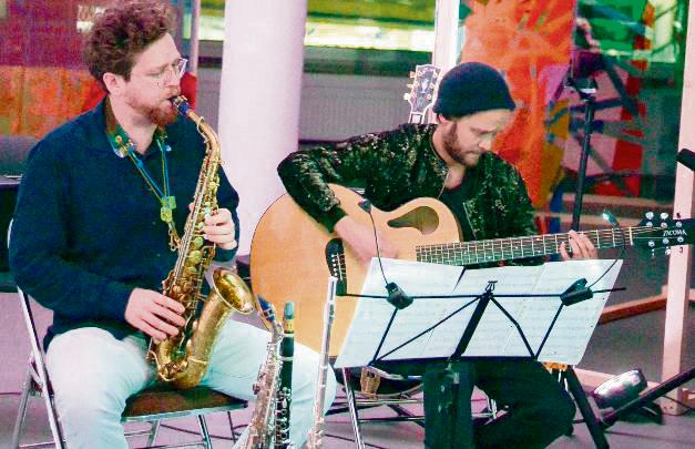 Otto Hirte (Saxofon) und Leon Albert (Gitarre) spielten auf Einladung des Jazzclubs im Kunstverein. Foto: Gröbing