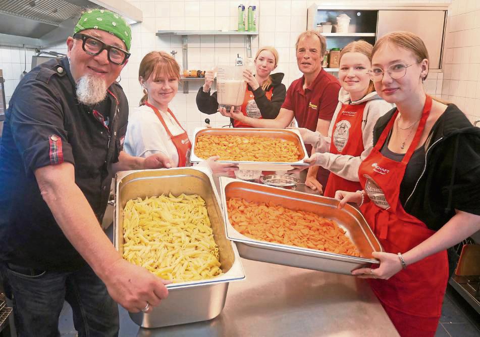 Sternekoch Stefan Marquard (r.) war in der Mensa der Privaten Sekundarschule zu Gast und zeigte Chefkoch Markus Spiekermann (3.v.r.) und den Schülerinnen des Hauswirtschaftskurses, wie frisches und gesundes Kochen gelingt. Fotos: Bsdurek
