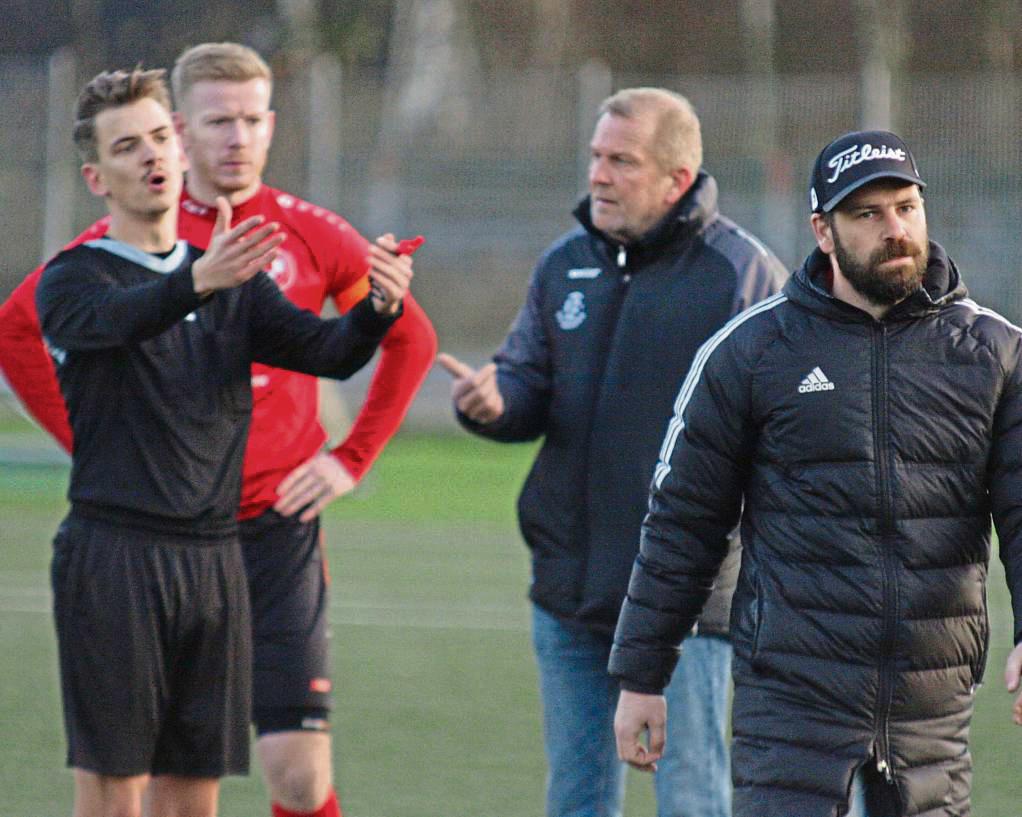 Gesekes Coach Björn Traufetter (r.) und der sportliche Leiter Reinhard Rehborn (2.v.r.) kamen mit Referee Maximilian Lohmeier (l.) auf keinen gemeinsamen Nenner. Die anschließende Diskussion beendete Lohmeier dann mit dem Spielabbruch. Fotos: Schlink