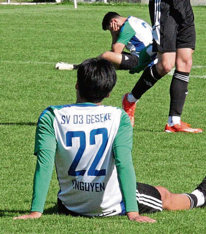 Die Fußballer des SV 03 Geseke am Boden, die Hände vors Gesicht geschlagen – sinnbildlich für die Saison, in der für den Traditionsverein so ziemlich alles schief lief. Foto: Schlink