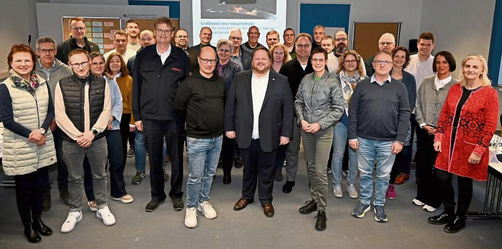 Auf Einladung des Kreises Soest haben Vertreter aller 14 Kommunen an einem Seminar auf Haus Düsse zum Thema Krisenmanagement teilgenommen. Die Leitung hatte Ansgar Stening, Leiter der Berufsfeuerwehr Gelsenkirchen (vorne, 4. v. l.). Foto: Susanne Schulte-Nölle/ Kreis Soest