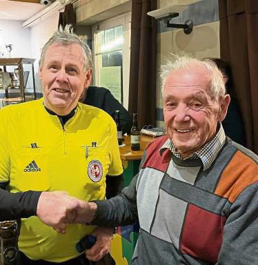 Zwei Schiedsrichter-Urgesteine unter sich: Siegfried Hilgers (l.) und Harry Heider trafen sich zufällig am Kranenkasper wieder.