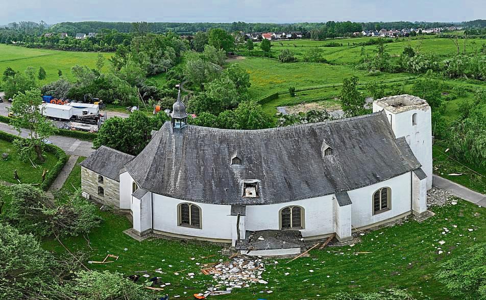 Der Tornado kostete die Clemenskirche in Hellinghausen den Turm (hier eine Aufnahme einen Tag danach). Nach den Sommerferien gibt es einen neuen. Foto: Eickhoff