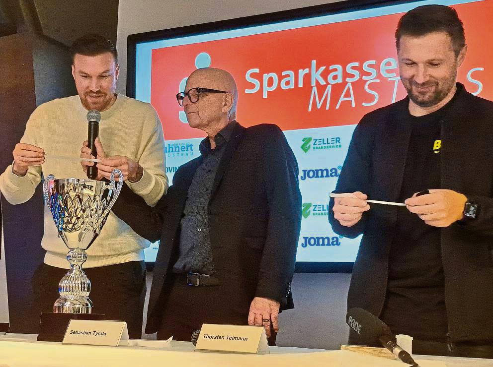 Ehrengäste bei der Masters-Auslosung in „Bethlehems Stall“ in Beusingsen waren Weltmeister Kevin Großkreutz (l.) sowie Ex-Profi und jetziger Trainer des Wuppertaler SV, Sebastian Tyrala (r.). Masters-Chef Dieter Bethlehem (M.) führte durch die Auslosung. Foto: Thorsten Heinke