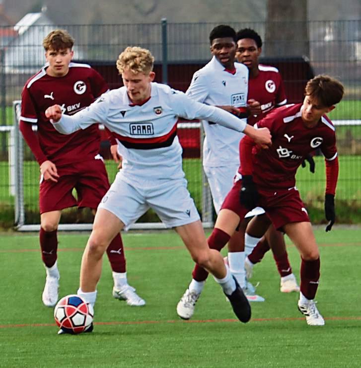 Nach schwacher erster Halbzeit steigerte sich die SV-B-Jugend (in Weiß) und schlug den 1. FC Gievenbeck am Ende mit 4:2.
