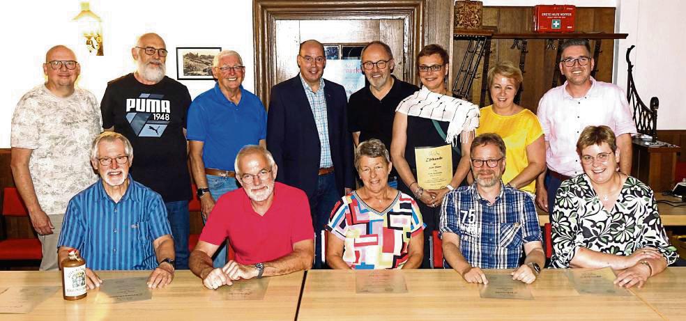 Zehn neue Stadtführer – und die alten Hasen – wurden jetzt ausgezeichnet. Foto: Kloer