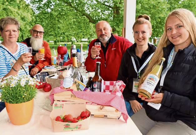 Ein Trio aus Lipptadt und Anröchte stößt mit Celine Buchwald und Magdalena Duncan vom Orga-Team an. Foto: Dietz