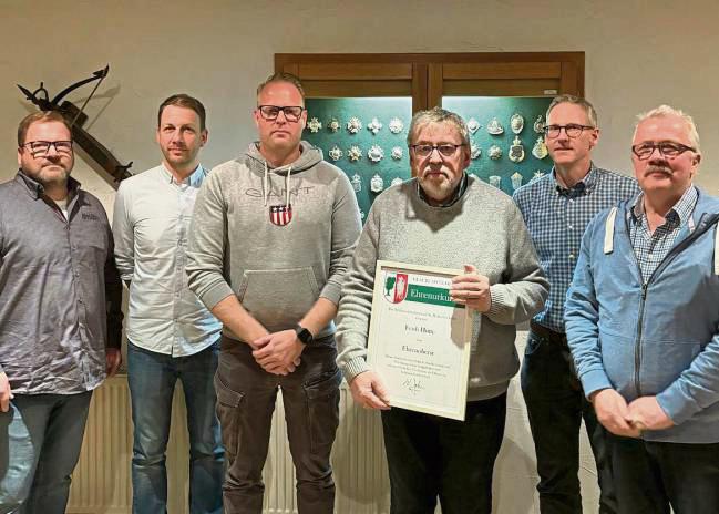 Eine Ära endet: Ferdi Hütte (3.v.r.) ist der neue Ehrenoberst der Schützenbruderschaft St. Hubertus. Neuer Oberst ist Stefan Diederich (3.v.l.). Zur Wahl gratulierten (v.l.) 1. Vorsitzender Wolfgang John, Beisitzer Christian Wiek, Kassierer Klaus Berglar und 2. Vorsitzender Friedhelm Neuhaus.