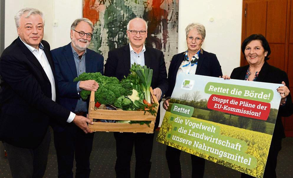Kämpfen für die Hellwegbörde (v.l.): Dr. Jürgen Wutschka, Joachim Drüke, Josef Lehmenkühler, Gerlinde Hollmann und Landrätin Eva Irrgang. Foto: Wedderwille/ Kreis Soest
