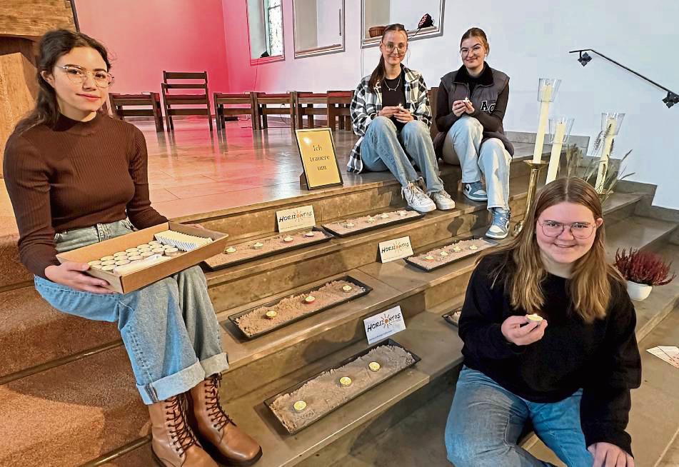 „GemEinsam in Lippstadt“: Im Rahmen der Aktionswoche ging es am Donnerstag um das Thema Trauer. In der Kirche wurde unter anderem der Film des Erwitter Vereins Horizontas gezeigt – auch (v.l.) Amina, Carla, Emilia und Chiara waren mit dabei. Fotos: Cegelski (2)