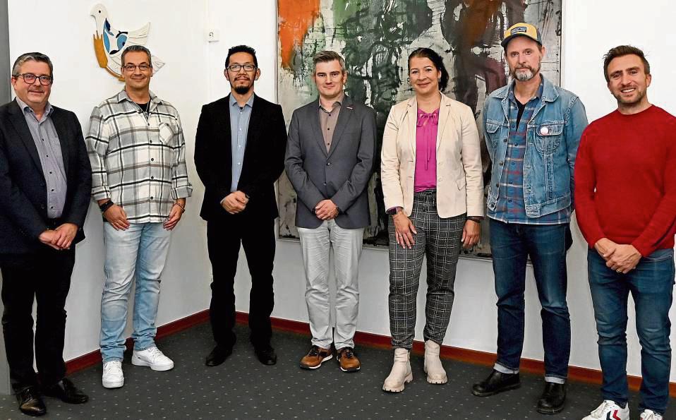 Die Jury hat im Beisein von Mirko Hein (l., Kreis-Abteilungsleiter Schule und Bildung), Holger Schubert (2.v.l., Leiter Kommunales Integrationszentrum) und David Wotschel (r., Mitarbeiter Kommunales Integrationszentrum) getagt: Tu-Tai Tran (3.v.l., Ministerium für Kinder, Jugend, Familie, Gleichstellung, Flucht und Integration des Landes Nordrhein-Westfalen), Kevin Güner (4.v.l., Ausbildungscoach Kreishandwerkerschaft Hellweg-Lippe), Mayela Hiltenkamp (3.v.r., Vorsitzende Ausschuss für Bildung und Integration), Michael Osterhoff (2.v.r, Geschäftsführer Kulturhaus Alter Schlachthof) und Dr. Reza Hussein (Integrationsrat Stadt Soest, hat digital abgestimmt) haben den Sieger ausgewählt. Foto: Hönicke (Kreis Soest)