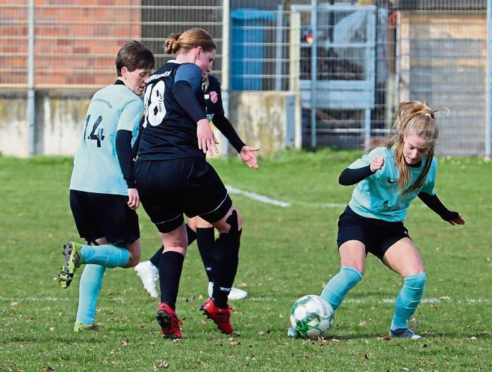 Die Landesliga-Damen von Germania Stirpe (in Türkis) sehen den Druck beim Gegner, der gewinnen muss. Foto: Feichtinger