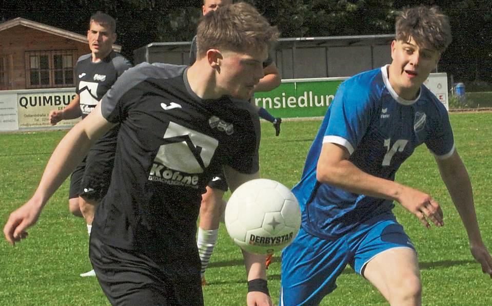 Trotz langer Unterzahl, nach Rot für Klassen, setzte sich die JSG Rüthen/Oestereiden/Effeln (schwarze Trikots) bei BW Lipperbruch mit 3:1 durch. Foto: Dannhausen