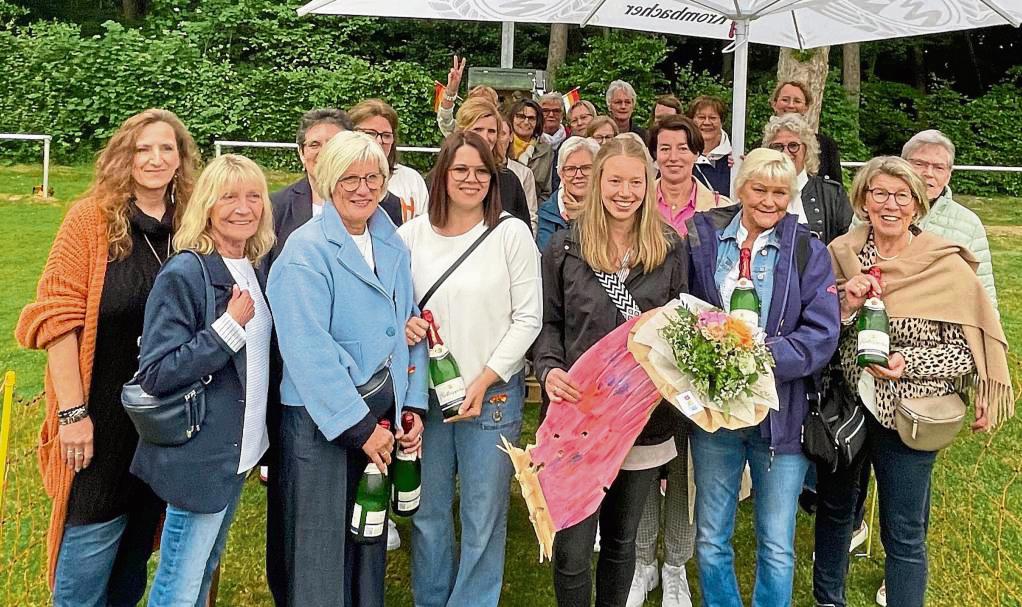 Die frisch gekürte Königin der Königinnen Ina Niehaus (Bildmitte mit Blumenstrauß) und ihre Mitstreiterinnen unter der Vogelstange zeigten sich beim Kompaniefest der Schützenbruderschaft in Eickelborn gut gelaunt.