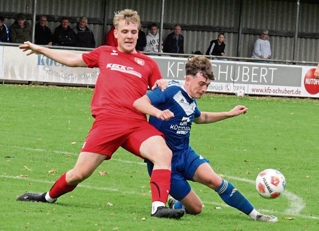 In einer zwischenzeitlich heiß umkämpften Partie behielt der SuS Westenholz (in Blau) am Ende gegen den Tabellenzweiten aus Brakel mit 5:2 die Oberhand. Foto: Uli Schlink