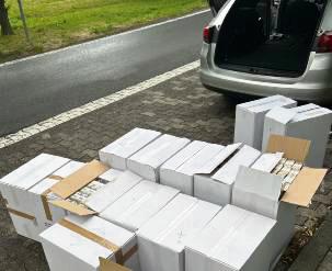 Die Kartons aus dem Kofferraum. Foto: Zoll