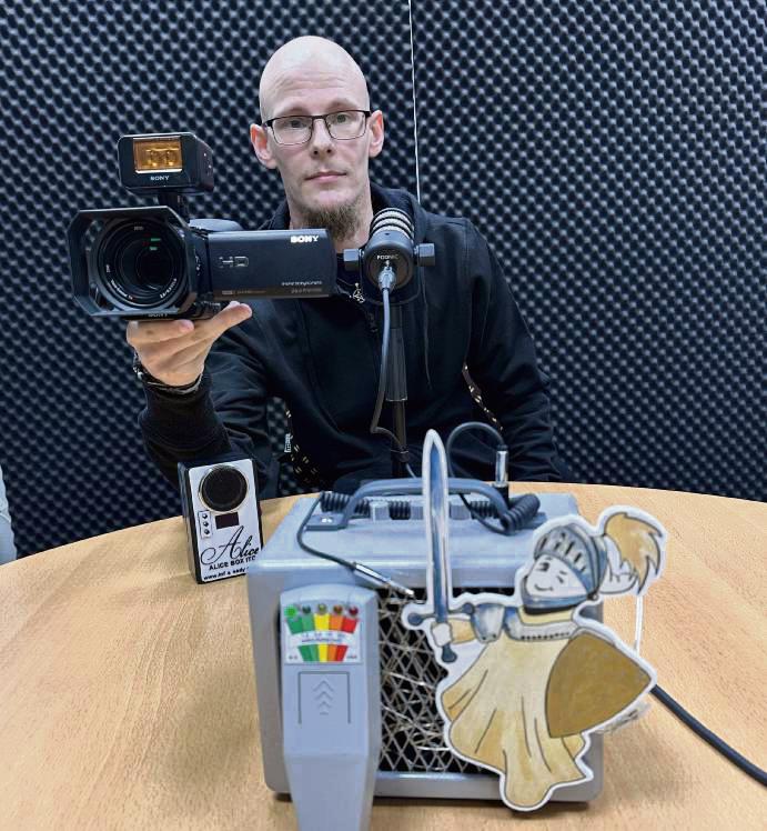 Mit dem sogenannten Portal (die Box mit dem Rittergeist vorne im Bild) kann Patrick Wagner in Echtzeit mit Energien von Verstorbenen kommunizieren, wie er sagt. Foto: Bastian Puls