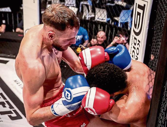 Valentin Eberharter (l.) vom Team Tiger dominierte bei seinem ersten C-Klasse-Kampf seinen Gegner und feierte am Ende einen verdienten Punktsieg.