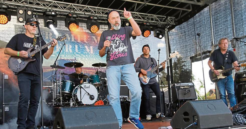 Boozd spielte am Samstag Bluesrock und Rock’n’Roll: Die Mitglieder des Quintetts kommen großteils aus der Umgebung. Foto: Johannes Büttner