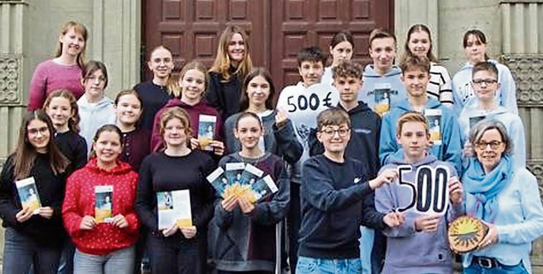Die Klasse 8d des Friedrich-Spee-Gymnasiums spendet 500 Euro für Kinder und Jugendliche.
