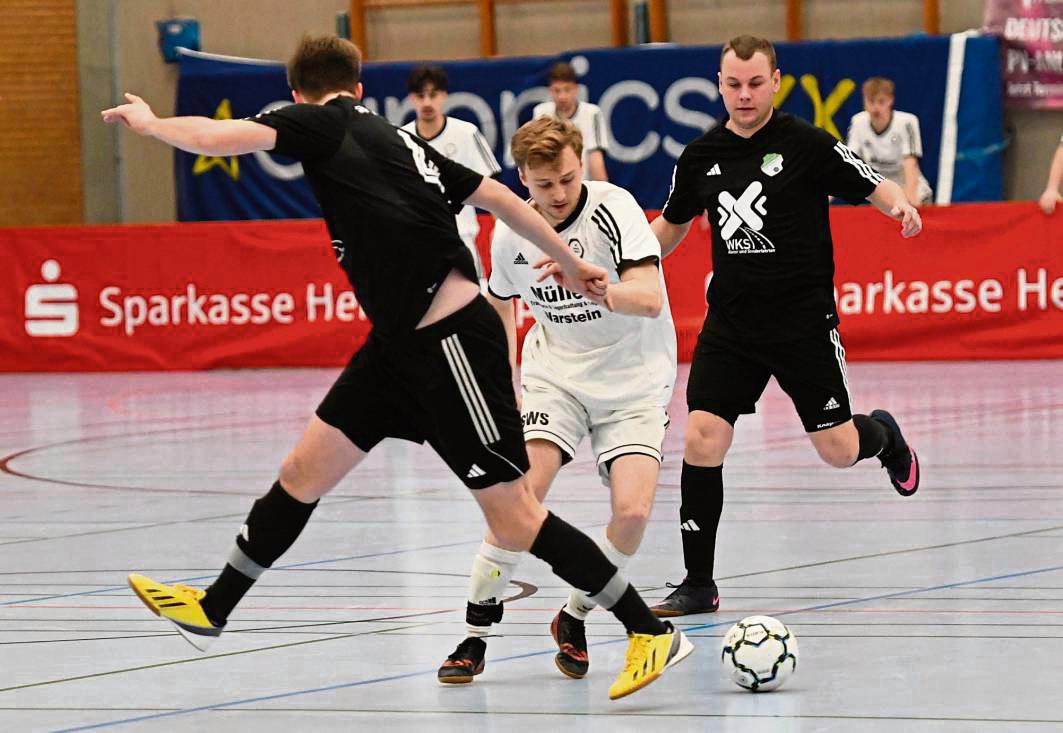 Die SG Suttrop/Kallenhardt (in Weiß), hier im Duell mit dem SV Steinhausen, qualifizierte sich für die Lucky-Loser-Runde in Soest. Fotos: Harald Struff