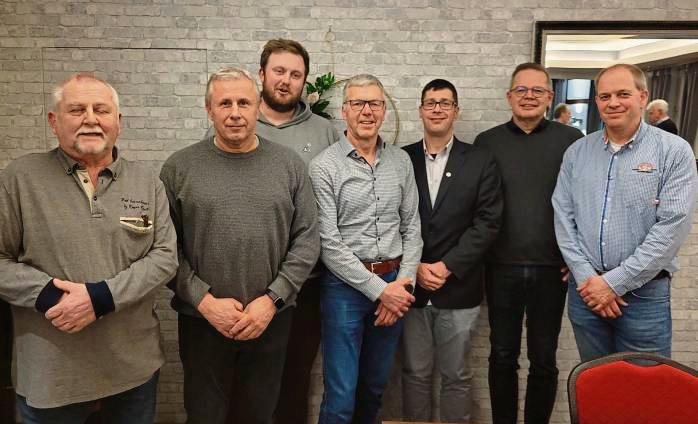 Für ihre langjährige Treue zum Verein wurden einige Mitglieder von Westfalia Erwitte ausgezeichnet (v.l.): Wolfgang Basuhn (40 Jahre), Rolf Militzer (50 Jahre), Steffen Geisel (25 Jahre), Dieter Brockmann (50 Jahre), Uwe Auster (Verabschiedung als 2. Geschäftsführer), Thomas Rüther (Kassierer) und Jan Abelmann (1. Vorsitzender). Weitere Jubilare sind Andre Wienand, Wilfried Tasler (beide 25 Jahre), Aloys Köhne (40 Jahre), Heinz Militzer (50 Jahre) und Willi Mock (70 Jahre).