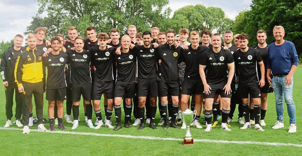 Alter und neuer Erwitter Stadtpokalsieger: Der SuS Bad Westernkotten II sicherte sich den Titel gegen Stirpe. Rechts der Stadtsportverbands-Vorsitzende, Christof Rasche. Fotos: Feichtinger