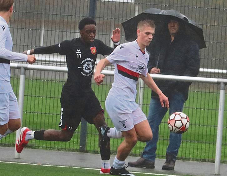Nicht im Regen stehen wollen die B-Junioren des SV Lippstadt, wenn man im letzten Spiel des Jahres am heimischen Bruchbaum auf den 1. FC Gievenbeck trifft. Foto: Uwe Feichtinger