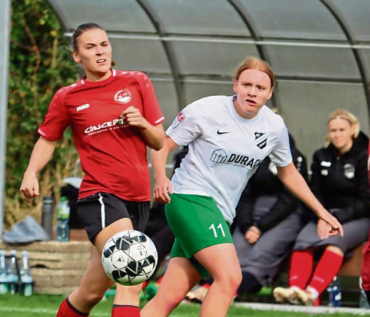 Nach einer starken ersten Halbzeit führte Stirpe (in Weiß) gegen Oppenwehe bereits mit 3:0. Nach dem Seitenwechsel verlor man dann aber irgendwie den Faden. Foto: Uwe Feichtinger