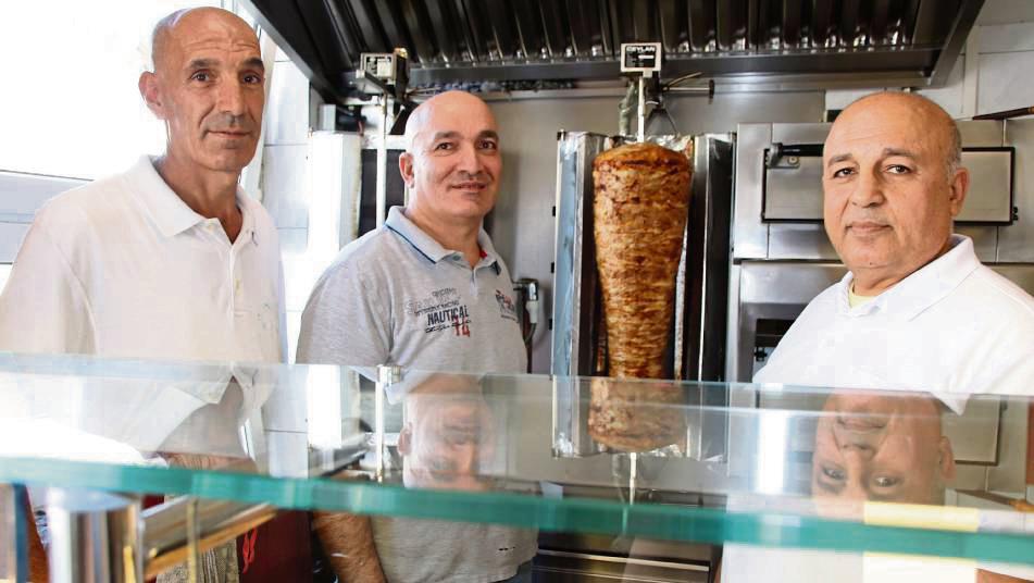 Kema, Mahmut und Ali Gündogan (v.l.) lieben den engen Draht zu ihren Kunden. Foto: Meschede
