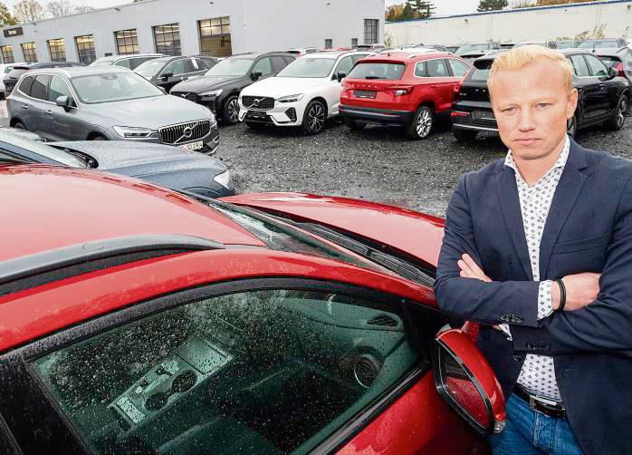 Der Soester Autohaus-Inhaber Benjamin Göttgens konnte zuletzt wegen des Zulassungsstaus die Fahrzeuge nicht vom Hof fahren lassen. Es wird eng. Foto: Dahm