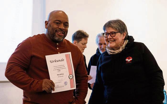 Für 20-jährige Mitgliedschaft geehrt wurde Neil Wiley (l.). Rechts: Andrea Löwe vom Ehrenrat des JSV Lippstadt.