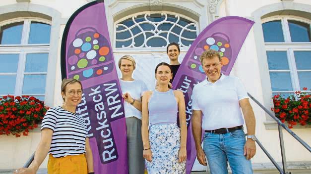 Das „Kulturrucksack“-Team stellte das neue Programm vor (v.l.): Elke Schmücker (Soest), Sabrina Janetzky (Lippstadt), Swetlana Ritter (Geseke), Jeanette Metz (Bad Sassendorf) und Uwe Albert (Lippstadt). Foto: Balzer