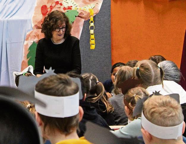 Die Schulleiterin Marlene Dahlhoff-Schulze gab das Mikro zu den Schülern und hörte sich ihre Abschiedsworte und Scherze über ihr Alter an. Foto: Mintert