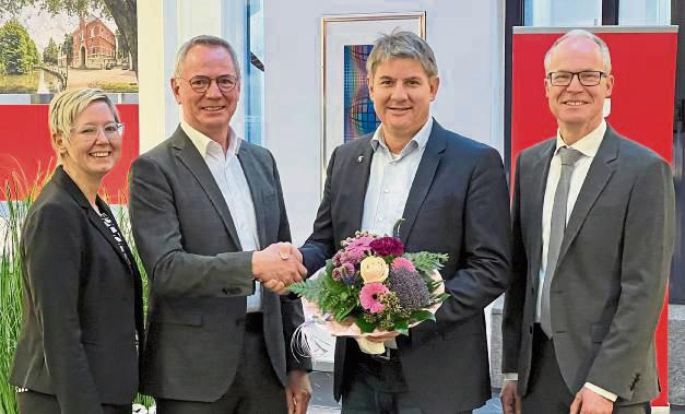 Meinolf Schniedermeier (2.v.l.) ist jetzt im Ruhestand, Verwaltungsratsvorsitzender Dr. Remco van der Velden (2.v.r.) dankte ihm für seinen Einsatz. Eva Kirchner rückt neu in den Vorstand. Den Vorstandsvorsitz übernimmt Bernd Marx.