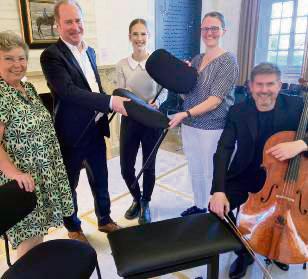 Erfreut über die Anschaffung: (v.l.) Ulrike Morgenstern, Jörg Lopper, Sarah-Marie Isenberg, Ute Haske, Cellist Thomas Schmitz.