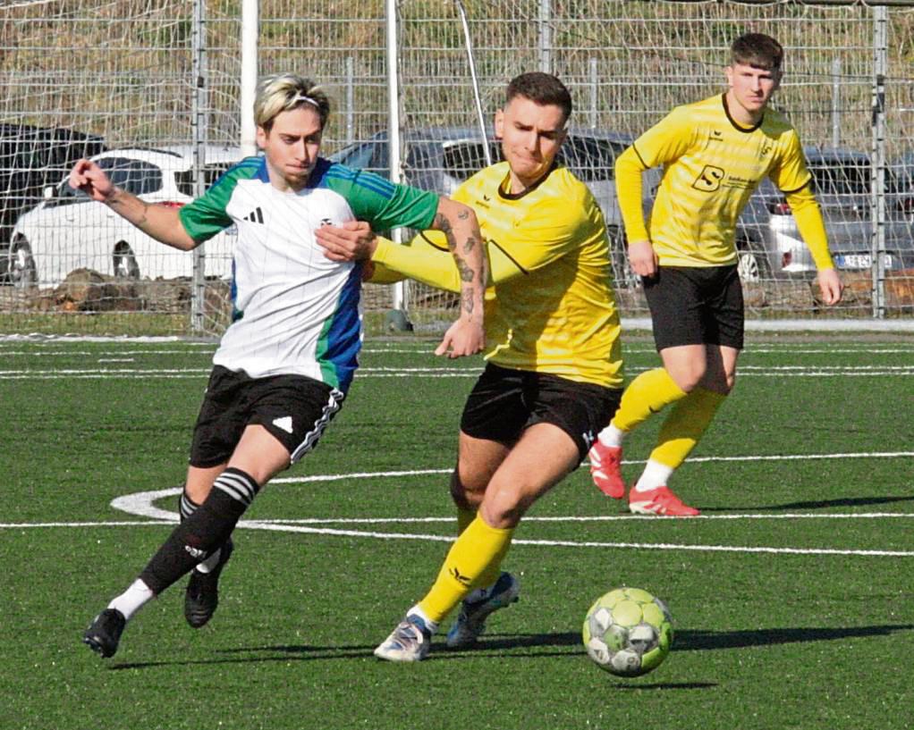 „Der Sieg tat richtig gut“, sagt Gesekes Björn Traufetter im Rückblick auf das 3:2 seiner Mannschaft (in Weiß) gegen Aufsteiger Bad Westernkotten II (Gelb). In Freckenhorst wollen die Hellwegstädter am liebsten nachlegen. Foto: Schlink