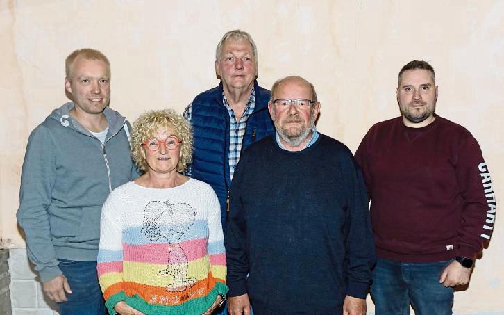 Das Ergebnis der Wahlen: Vorsitzender Lothar Hopp (2.v.r.) begrüßte Martina Wolff als Schriftführerin, Jan Cramer (l.) und Bernd Schulte-Kroll (M.) als neue Beisitzer. Andre Kettler wurde als Beisitzer im Amt bestätigt. Foto: Marcus Kloer