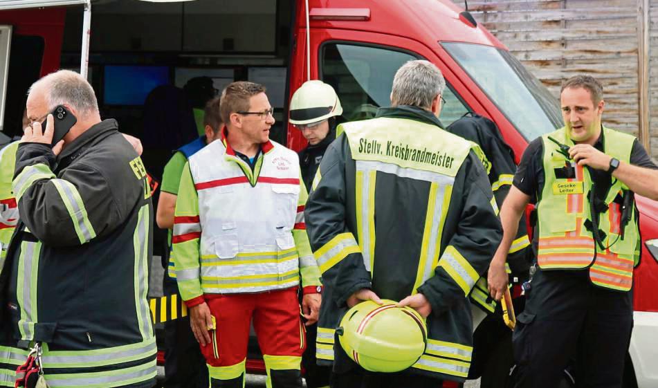 Der XL-Einsatz verlangte viel Koordination und Übersicht: Feuerwehr-Chef Florian Nagelmeier (r.) musste einen kühlen Kopf bewahren. Fotos: Wapelhorst