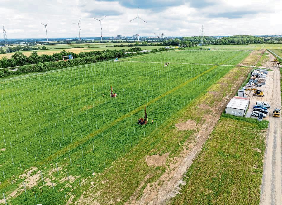 Südlich der Autobahn zwischen Völlinghausen und Klieve entsteht der 9,5 Hektar große Solarpark. Foto: Eickhoff