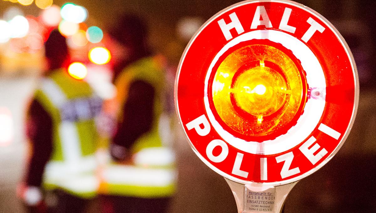 Alle Haltesignale der Polizei ignorierte ein unbekannter Fahrer eines dunklen BMWs, der am Samstag ohne Kennzeichen durch Mönninghausen fuhr. Wer Hinweise zu Fahrer und Auto (BMW 5er Kombi, älteres Baujahr) geben kann, wendet sich an Tel. (02941)91000. Symbolfoto: DPA