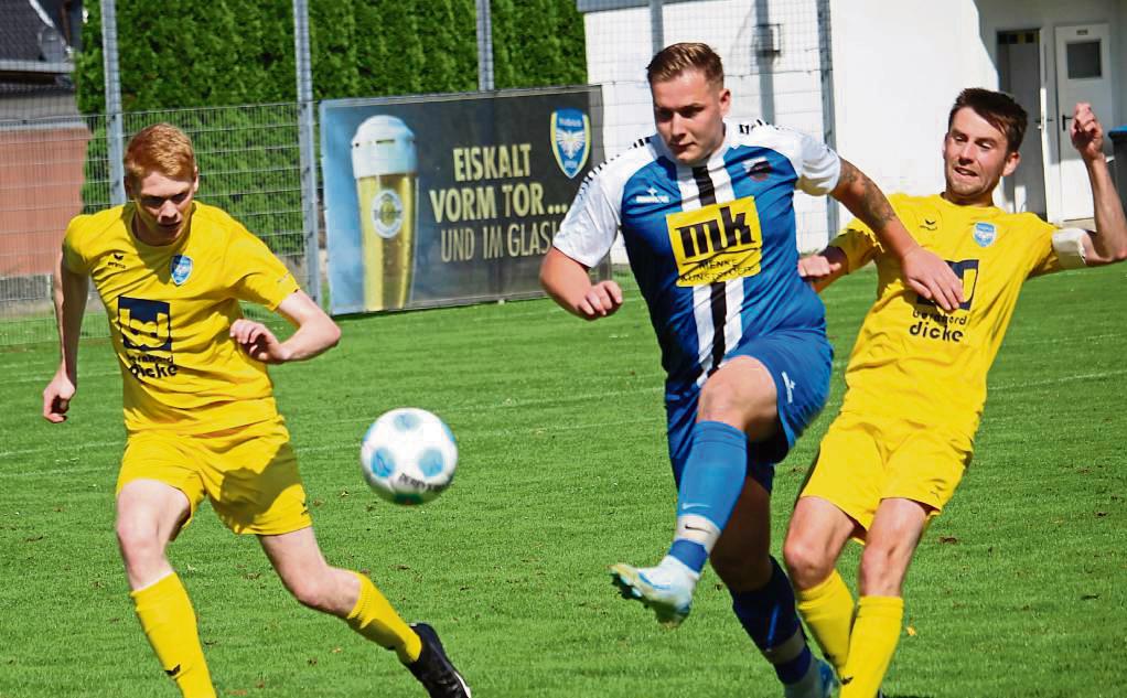 Die DJK Mellrich (in Gelb) könnte sich mit einem Sieg am Sonntag in Cappel die Tabellenführung zurückerobern. Der TuS Warstein (Blau) freut sich derweil auf ein Derby. Foto: Heinke