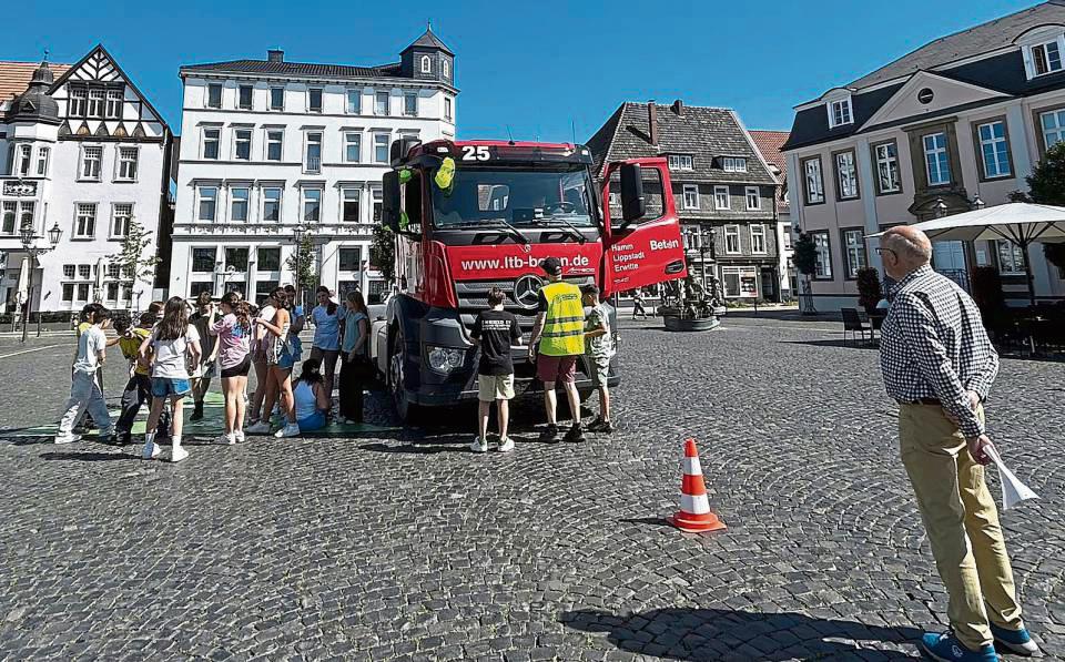 Die 5. Klasse des Ostendorf-Gymnasium lernt den Toten Winkel kennen. Foto: Großer