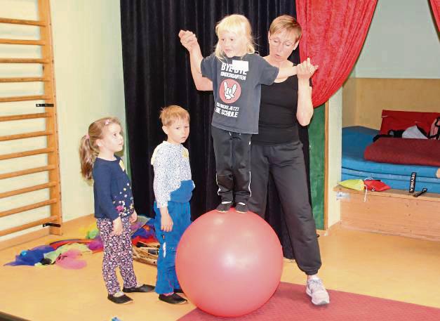 Fleißig studieren zurzeit die Mellricher Kindergartenkinder das Programm für die Zirkusvorstellung ein. Foto: Meschede