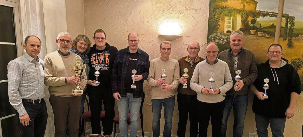 Die Brieftauben-Liebhaber der Lippstädter Züchtergemeinschaft rund um ihren Vorsitzenden Michael Seppel (r.) haben nun ihre Stadtmeister geehrt: (v.l.) Frank Steinhodd, Norbert Neitemeier (1. Stadtmeister), Claudia Grüne, Andreas Grüne, Andreas Kruse, Norbert Borgmeier, Ferdinand Mangel, Ludger Freitag und Dietmar Lübbers.